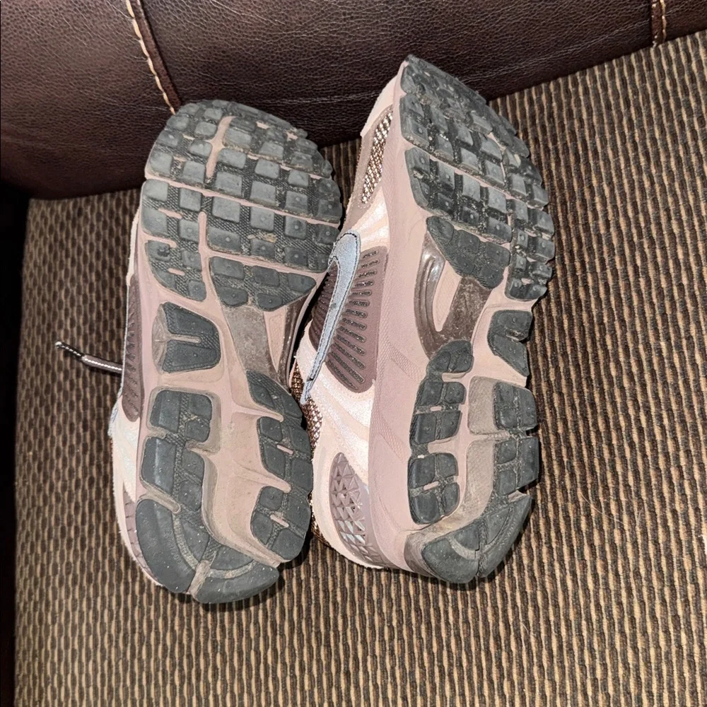 WOMENS NIKE ZOOM VOMERO 5